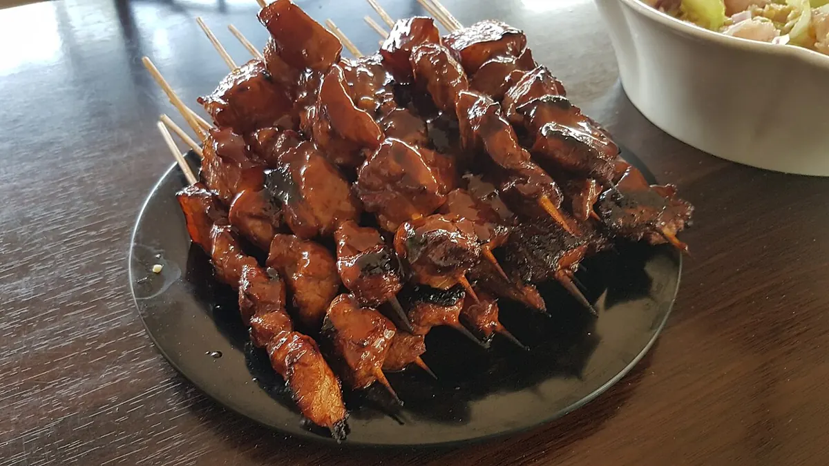 Inihaw na baboy (Filipino pork barbecue on skewers)